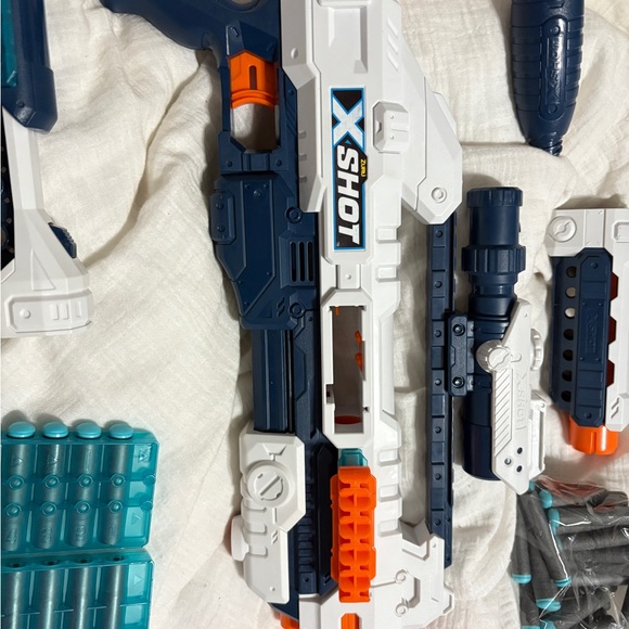 Nerf White and Blue Blaster Figure Playset with all inclusions - Picture 2 of 5